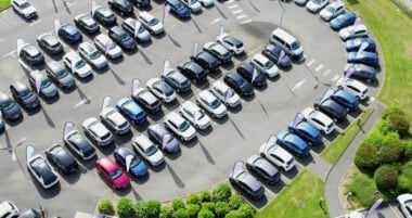 Une flotte auto sur un parking