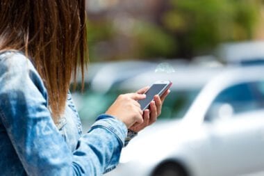 Une femme sur son téléphone mobile