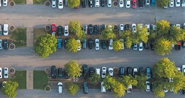 Vue aérienne d'une flotte automobile sur un parking