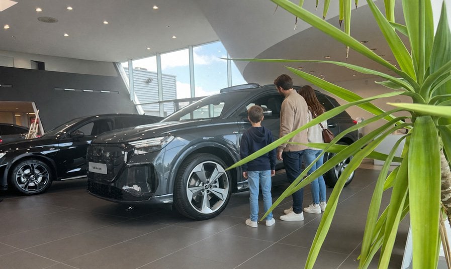 Famille en Audi Q4 e-tron