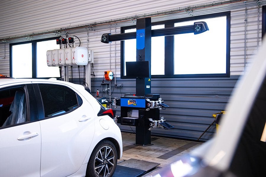 Voiture hybride Toyota dans une concession Cobredia