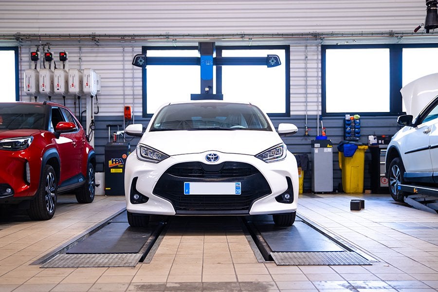 Toyota Yaris dans un garage Toyota chez Cobredia
