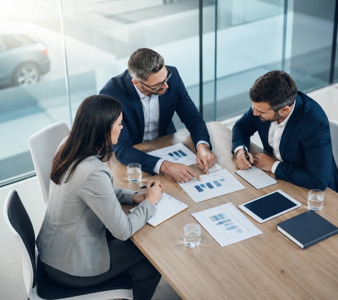 Une réunion d'équipe au sujet de la fiscalité automobile