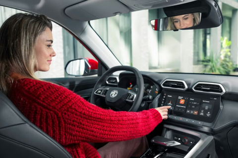 MG ZS - Interieur tableau de bord femme