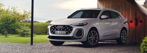 Audi Q5 - SUV hybride - Exterieur 3/4 avant - Borne de recharge