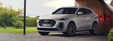 Audi Q5 - SUV hybride - Exterieur 3/4 avant - Borne de recharge