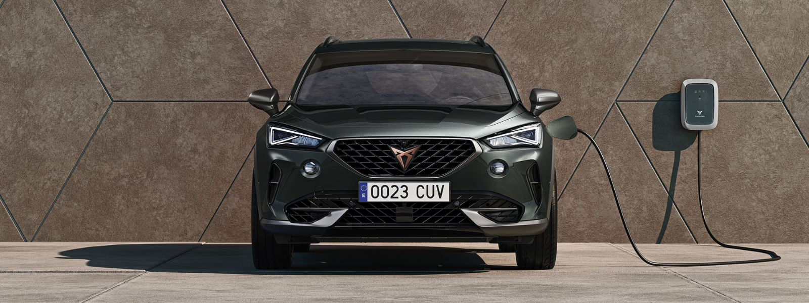 Cupra Formentor VZ - Exterieur avant - borne de recharge