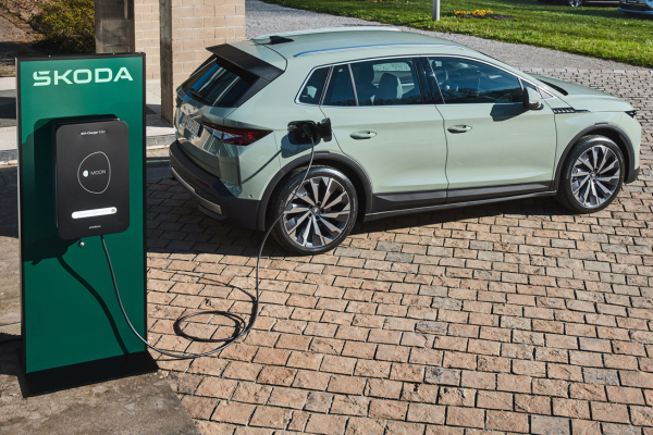 Škoda Elroq - Exterieur 3/4 arriere - recharge borne electrique