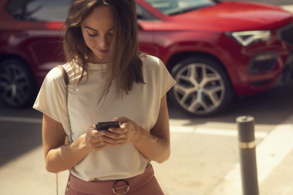 Seat - Femme sur mobile