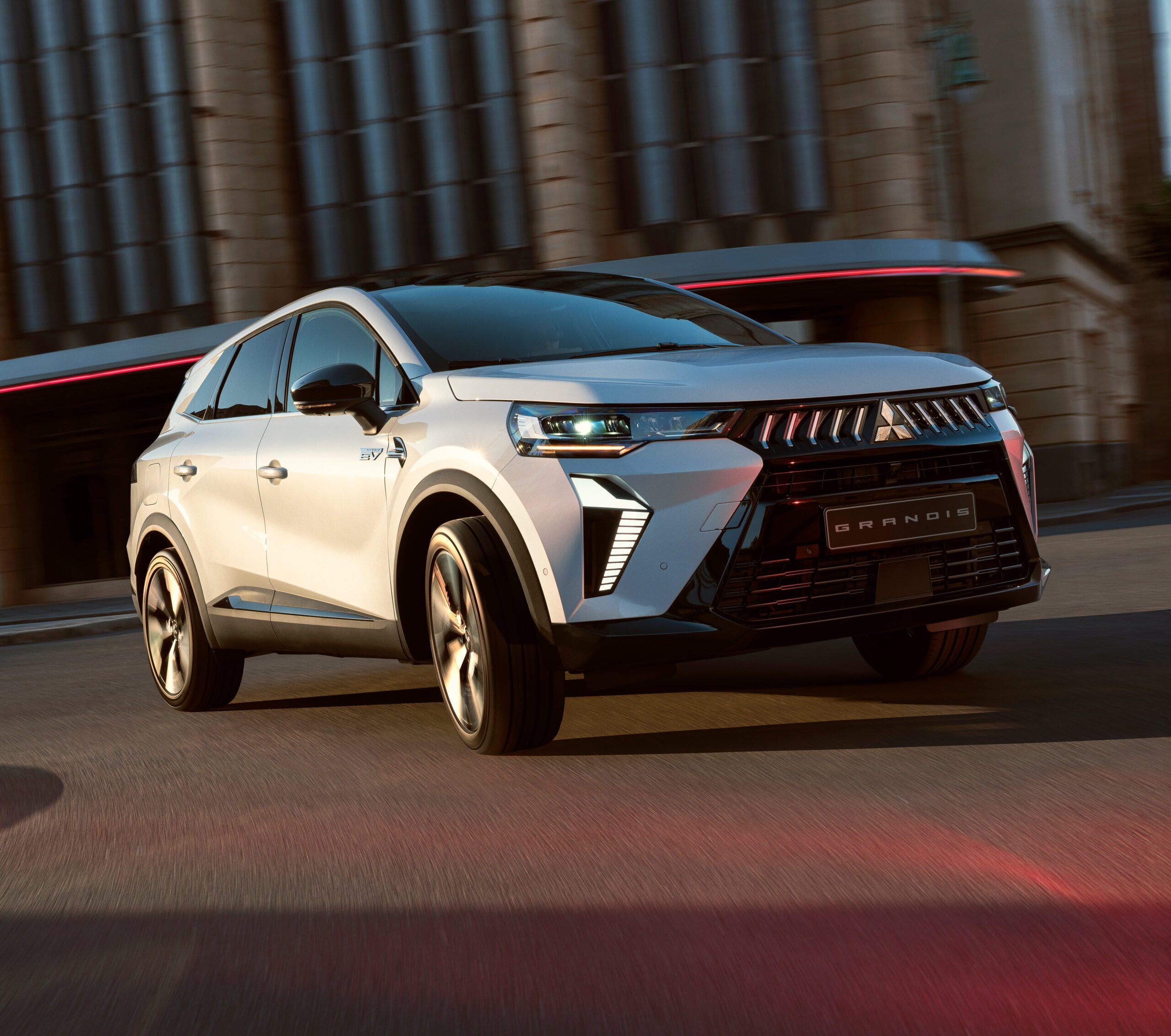 Nouveau GRANDIS | Le SUV hybride urbain familial | Mitsubishi Motors