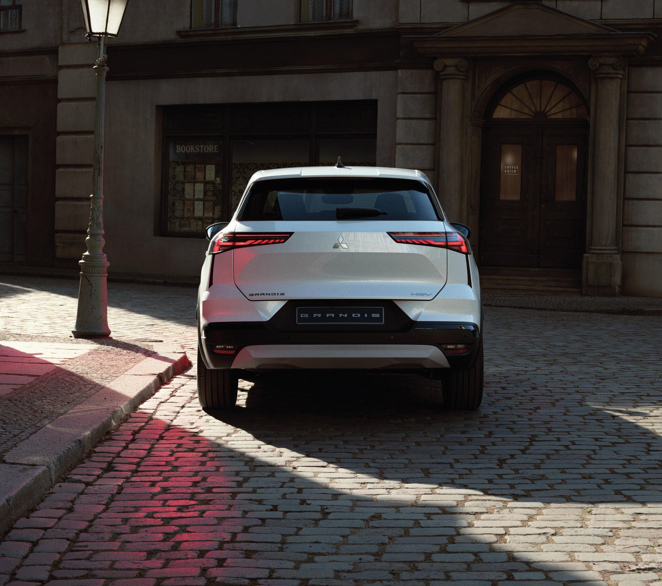 Nouveau GRANDIS | Le SUV hybride urbain familial | Mitsubishi Motors