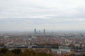 Photo de lyon avec pollution - passez à des véhicules critère 1 et 2 pour fin 2025