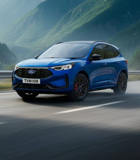 Ford Kuga bleu sur la route de montage pour présenter les offres du moment ford chez ggp auto