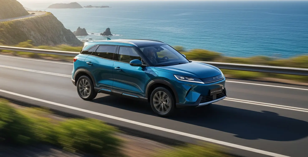 BYD Atto 2 DM-i sur route côtière, illustration de son autonomie combinée de 1 000 km