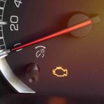 Voyant moteur allumé : que faire avant de paniquer ?