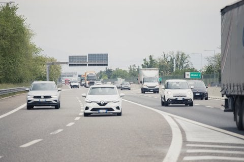Auto in viaggio in autostrada