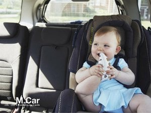 Bimbi in auto cambia il codice della strada