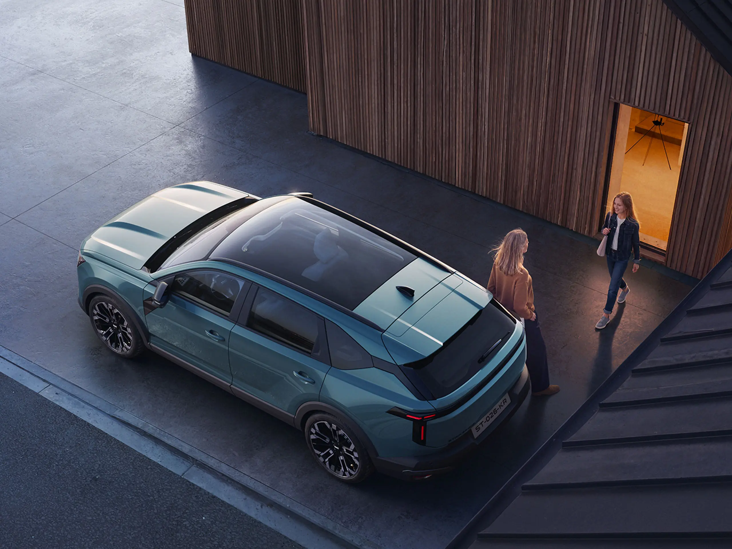 Dacia Striker vista dall’alto, parcheggiata accanto a una casa