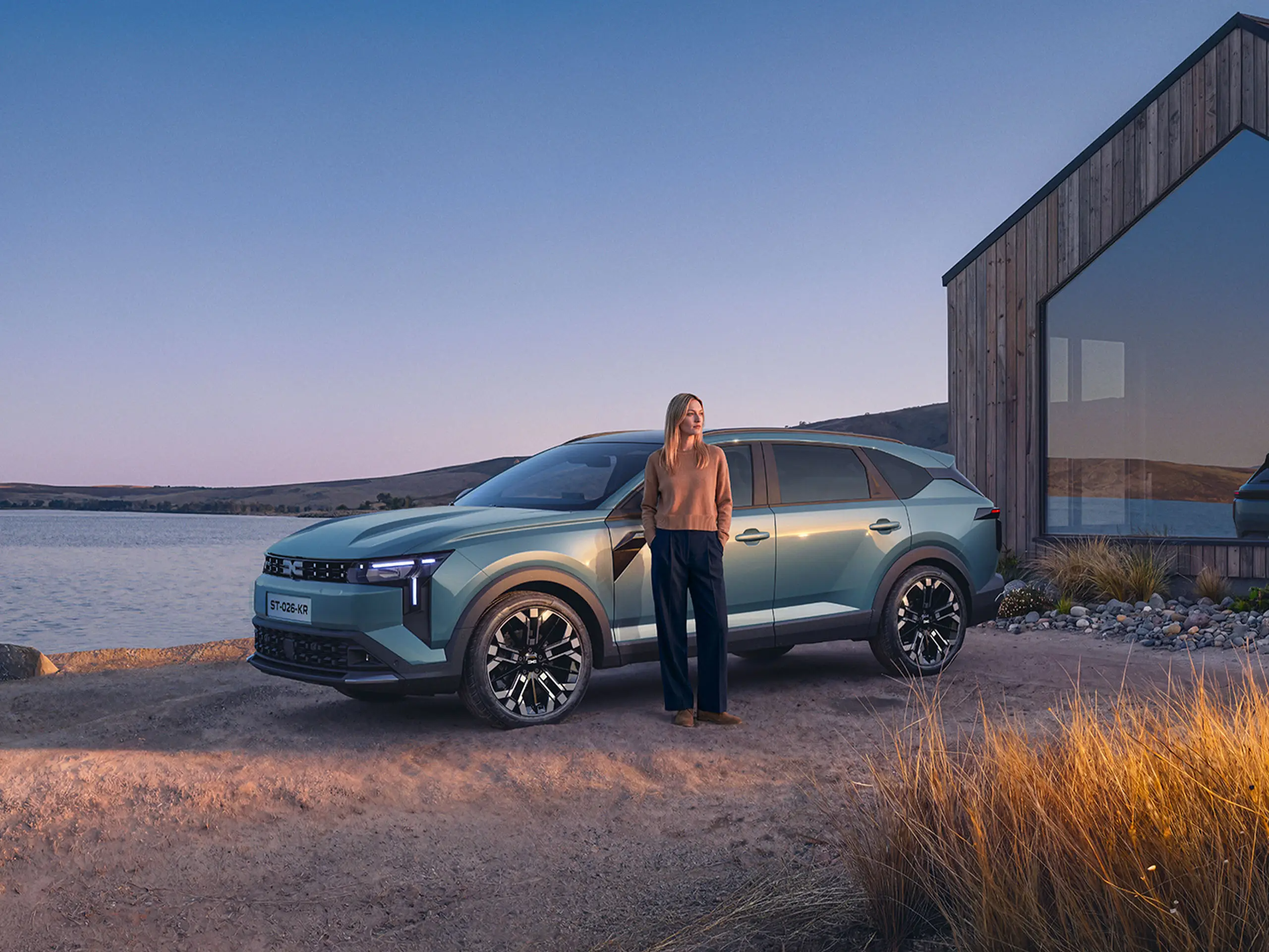 Dacia Striker di profilo con una persona accanto alla vettura