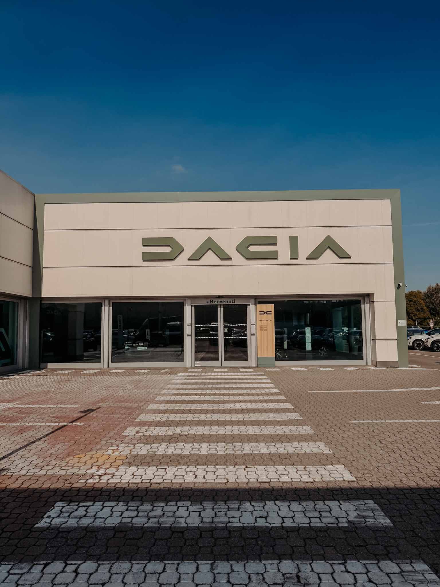 Esterno del salone NINI CAR, concessionaria ufficiale Dacia a Vaiano Cremasco