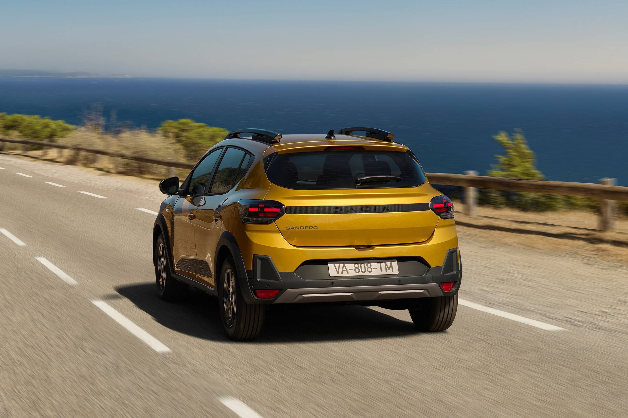 Dacia Sandero Stepway hybrid 155 vista posteriore su strada