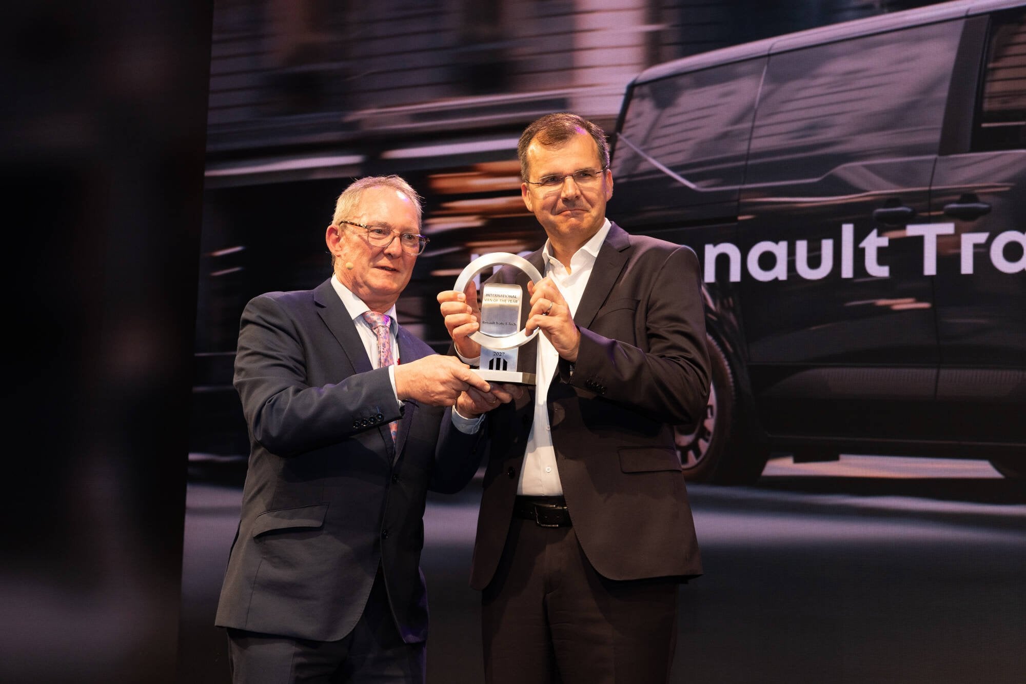 Consegna del trofeo International Van of the Year 2027 a Renault sul palco dello IAA Transportation di Hannover
