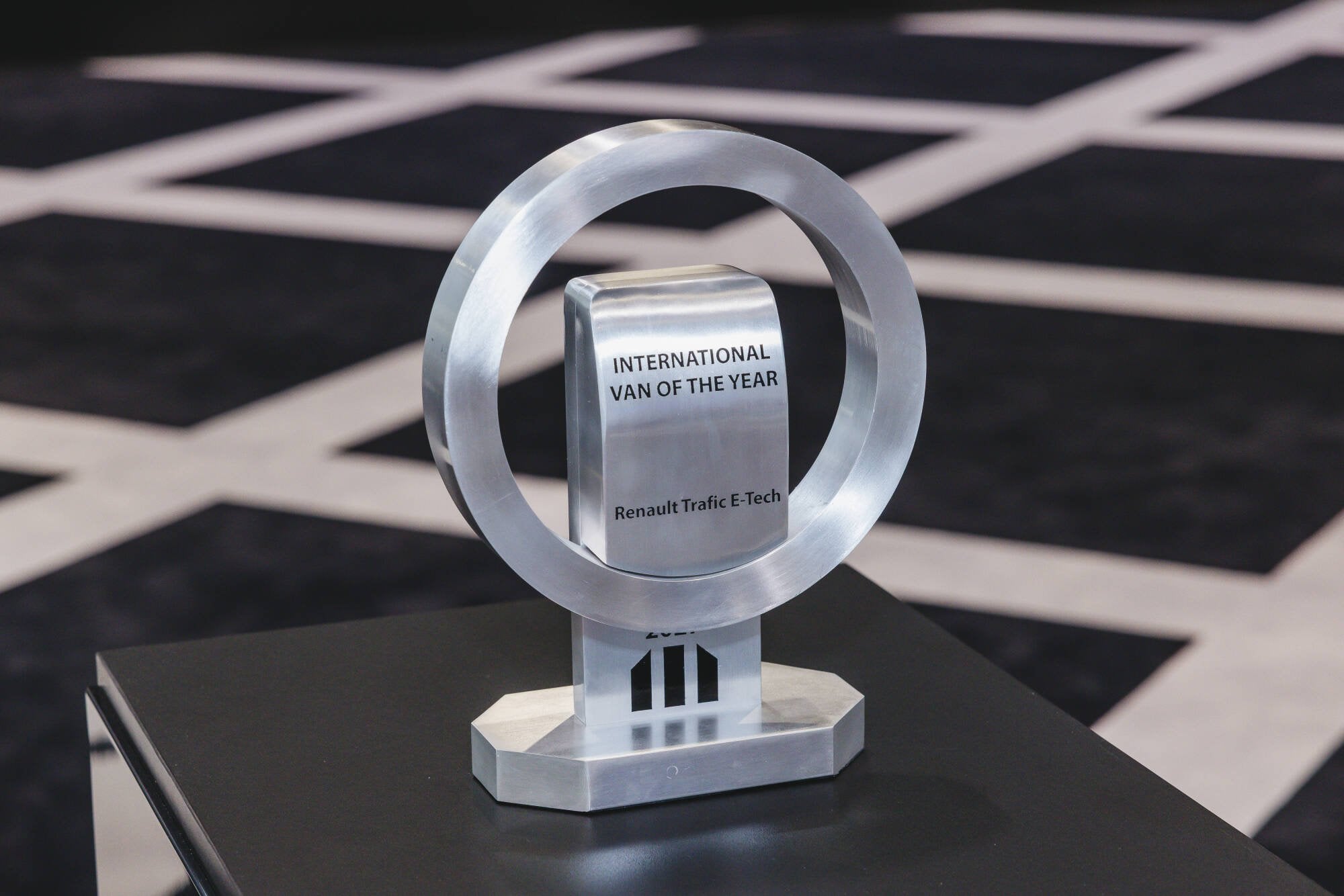 Il trofeo International Van of the Year 2027 assegnato al Renault Trafic E-Tech