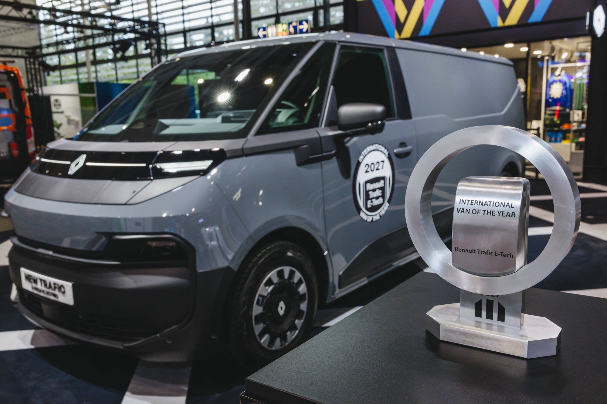 Nuovo Renault Trafic Van E-Tech Electric esposto accanto al trofeo Van of the Year 2027 allo IAA Transportation