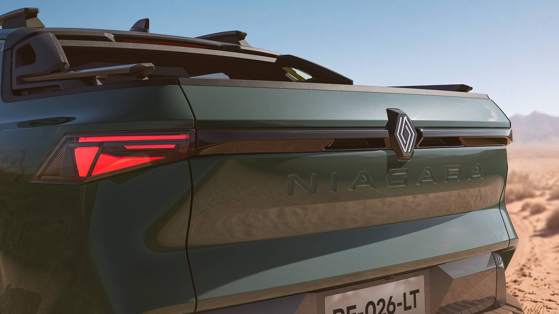 Posteriore del Renault Niagara con la scritta Niagara stampata nella lamiera e la fascia nera dei fanali