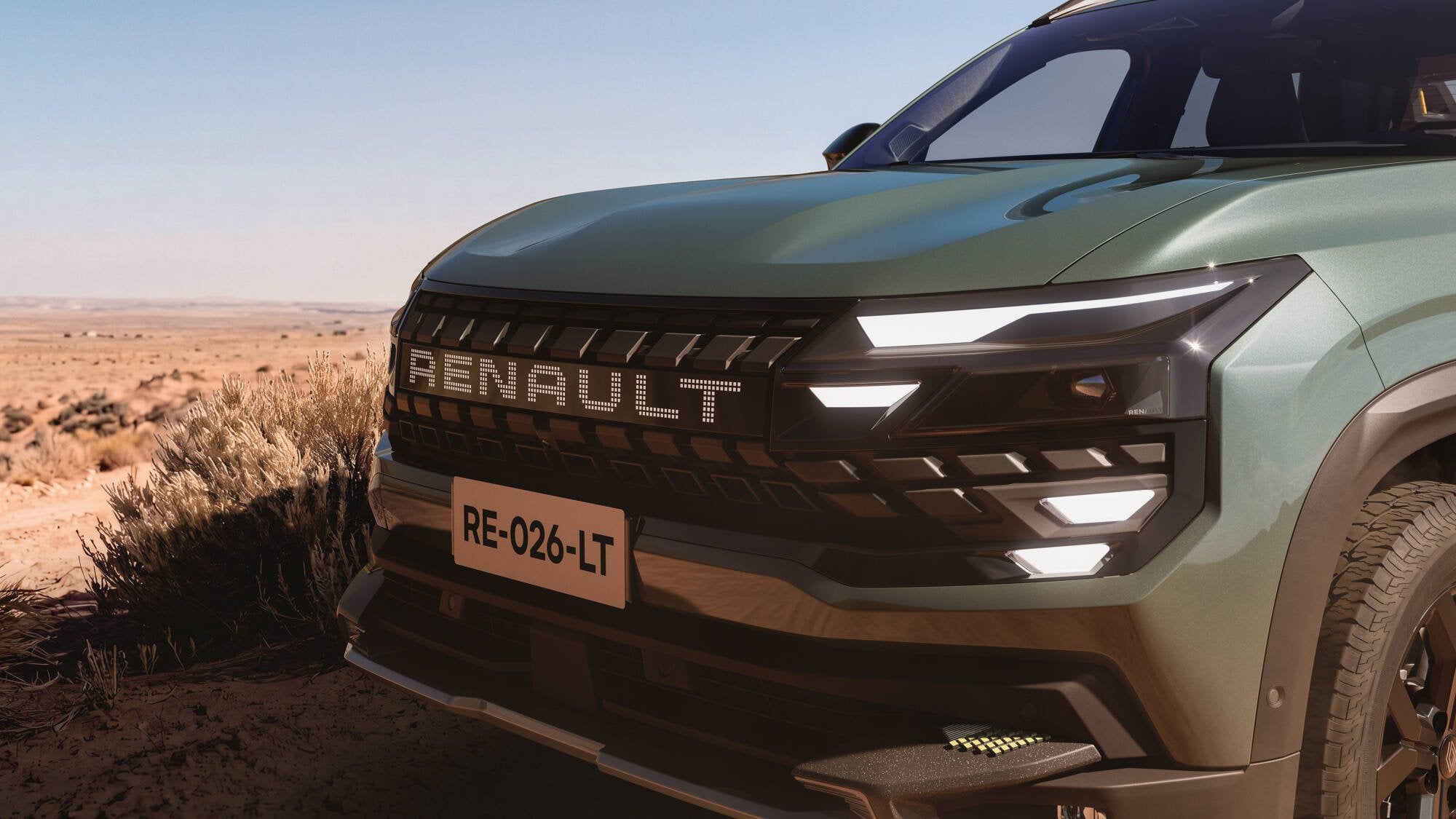 Dettaglio del frontale del Renault Niagara con calandra nera, scritta Renault cromata pixelata e fari Full LED