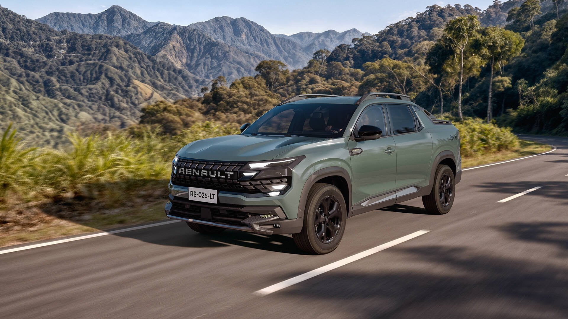 Renault Niagara, il nuovo pick-up Renault, vista tre quarti anteriore su strada di montagna
