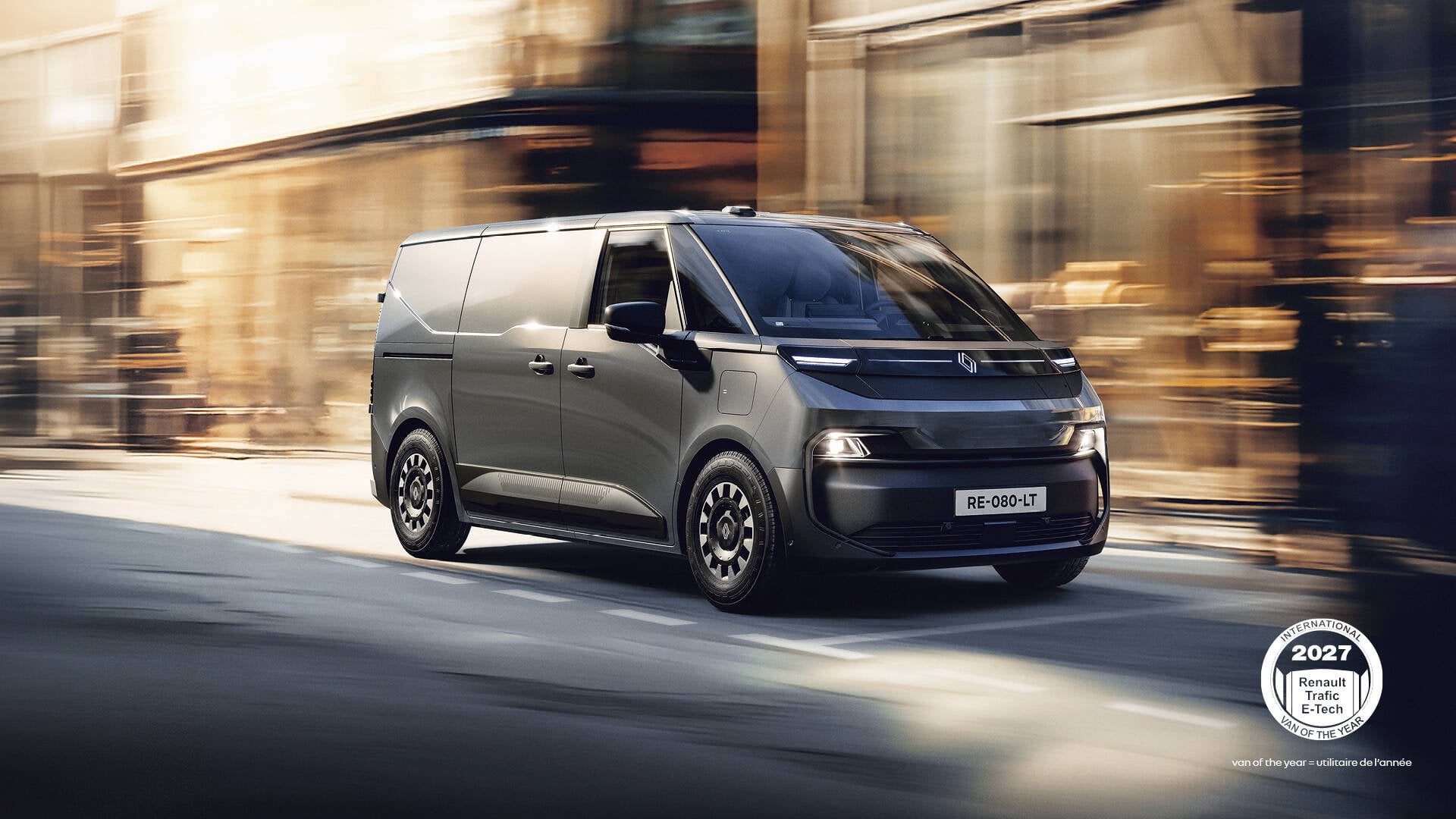 Renault Trafic Van E-Tech Electric, furgone elettrico Van of the Year 2027, in movimento in città