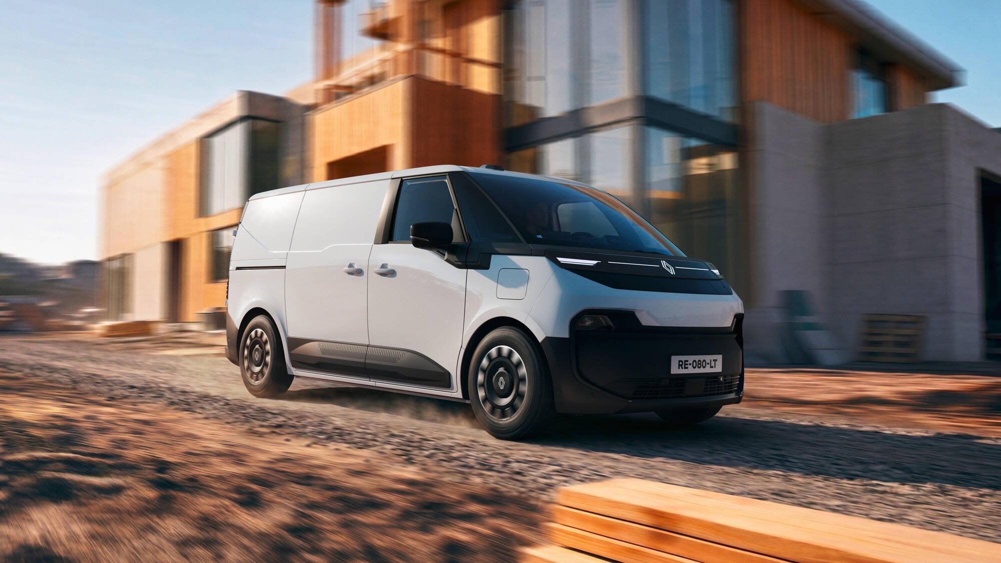 Nuovo Renault Trafic Van E-Tech Electric bianco in movimento su un cantiere