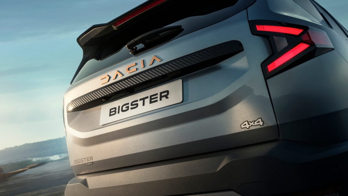 Posteriore della Dacia Bigster Hybrid-G 150 4x4 con la scritta Bigster