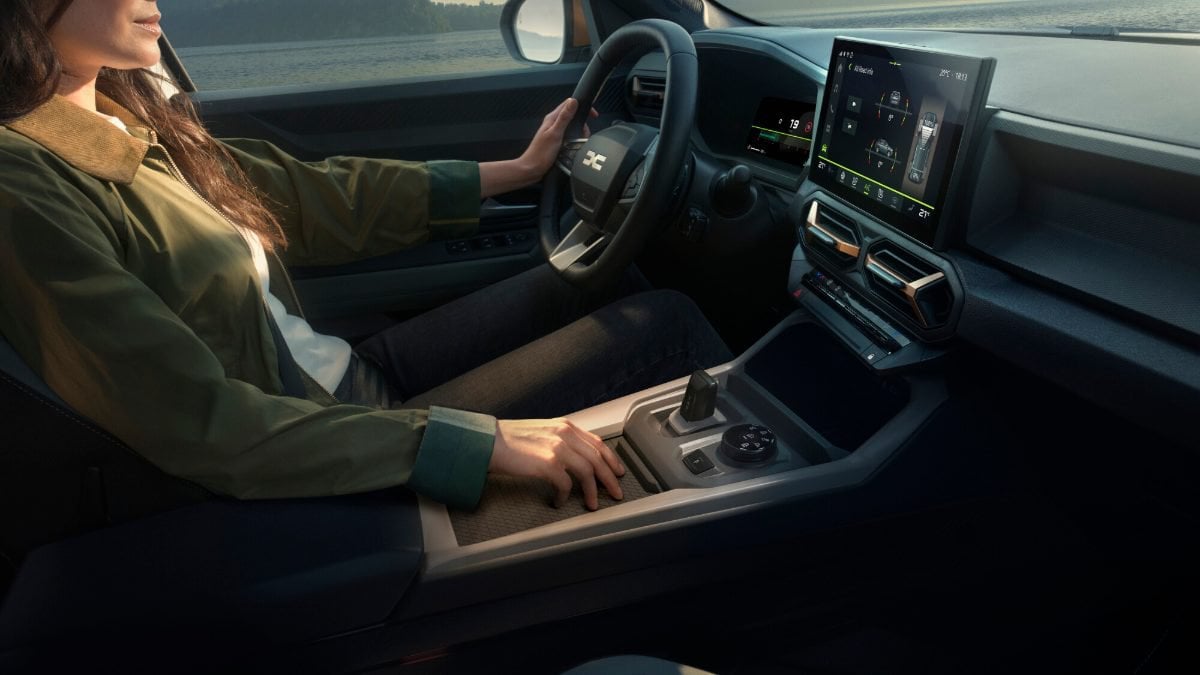Alla guida della Dacia Bigster Hybrid-G 150 4x4 in città