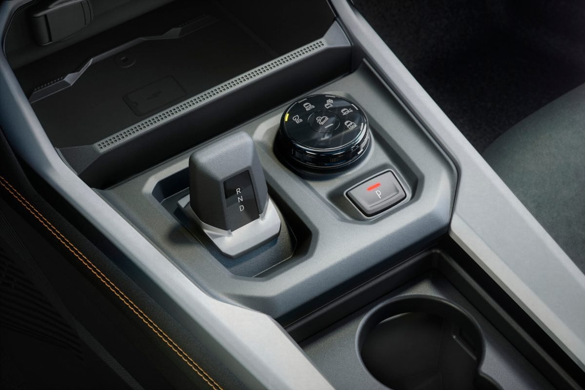 Selettore del cambio automatico e comandi sul tunnel centrale della Dacia Bigster Hybrid-G 150 4x4