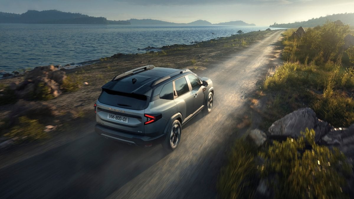 Dacia Bigster Hybrid-G 150 4x4 in marcia su strada sterrata