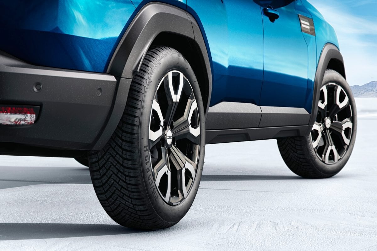 Fiancata della Dacia Bigster Hybrid-G 150 4x4 con cerchi in lega e passaruota protettivi