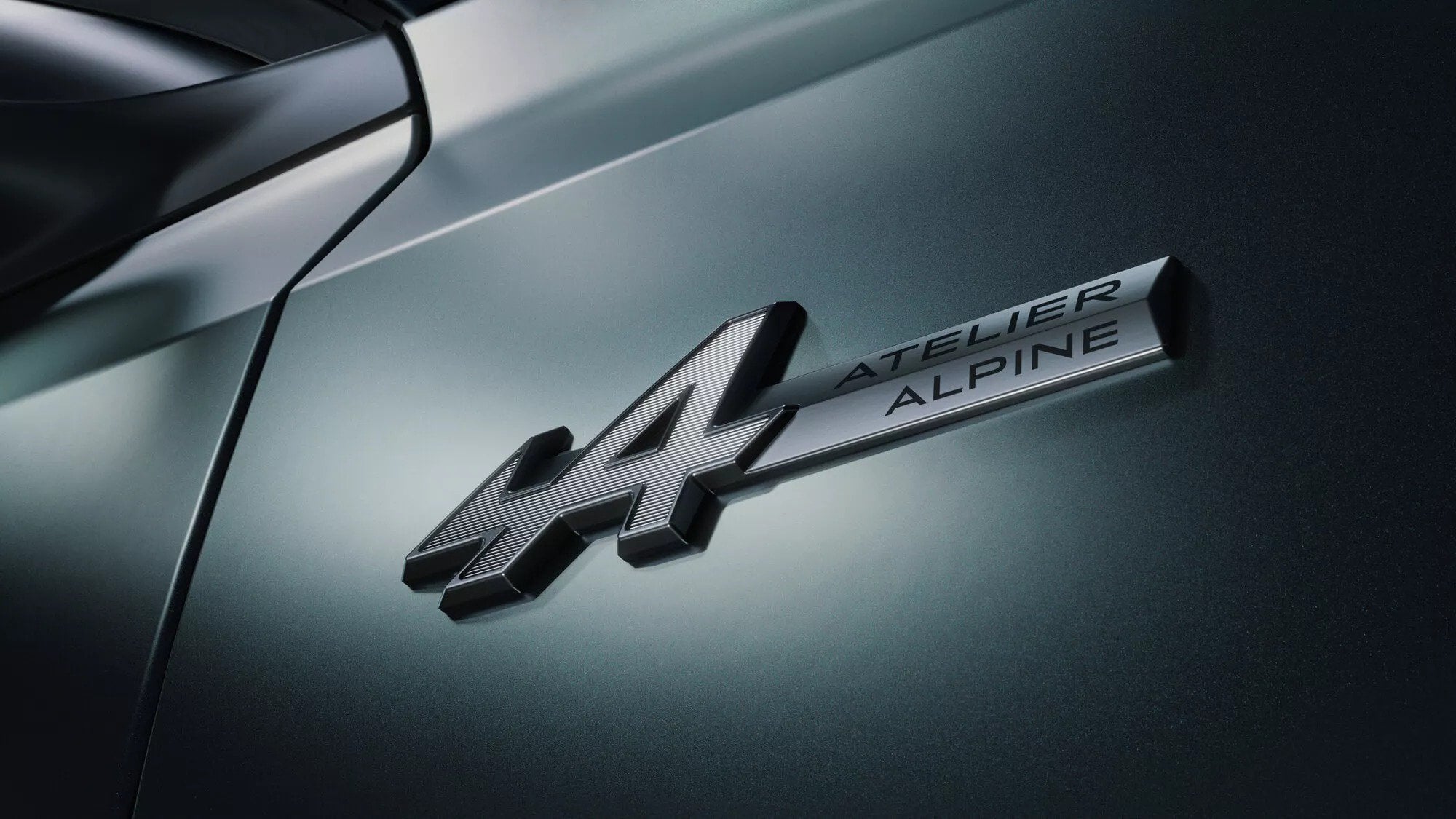 Badge Atelier Alpine nero sulla fiancata della Renault Rafale hypnotic