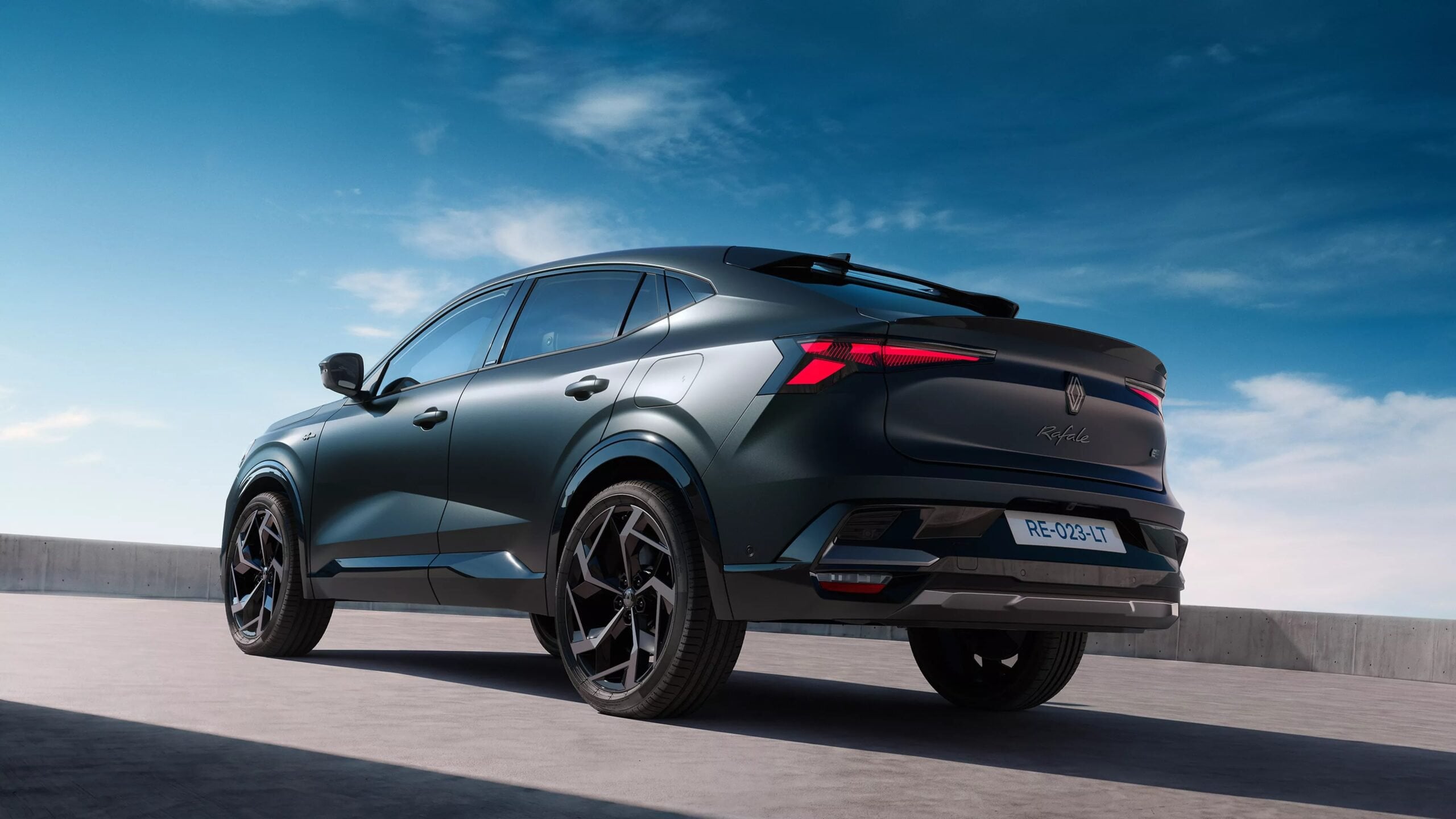 Renault Rafale hypnotic con cerchi da 21 pollici e spoiler nero lucido su tetto e bagagliaio