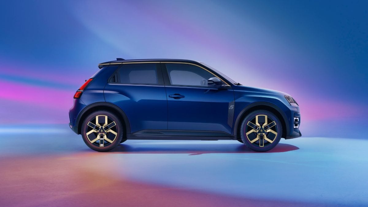 Renault 5 E-Tech Electric blu vista di profilo