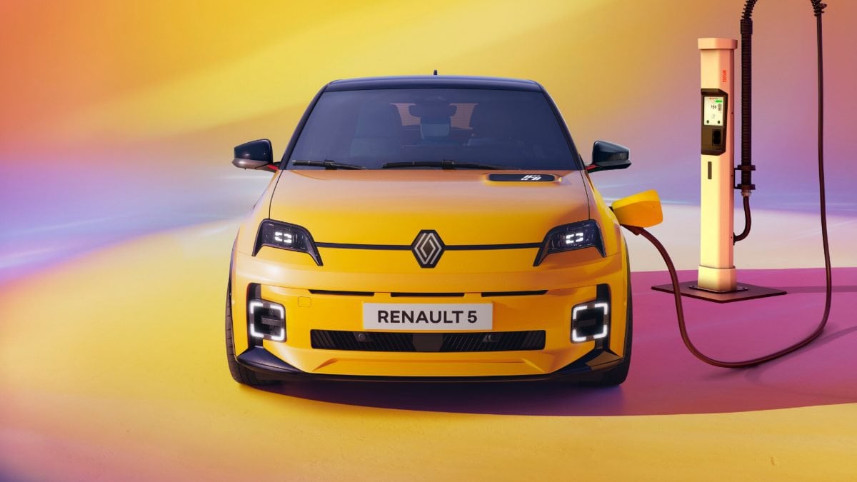 Renault 5 E-Tech Electric gialla collegata alla colonnina di ricarica