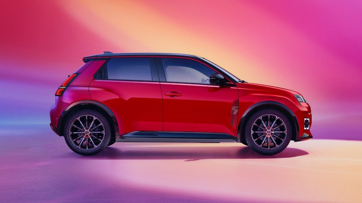 Renault 5 E-Tech Electric rossa vista di profilo