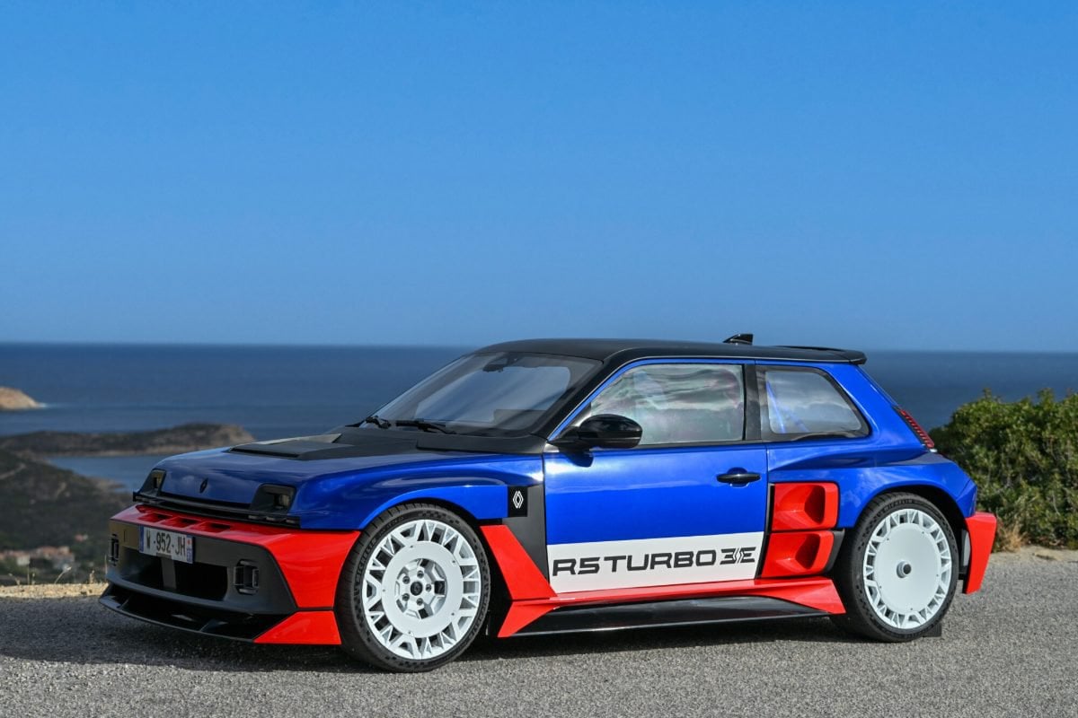 Renault 5 Turbo 3E, la mini-supercar elettrica, vista di profilo