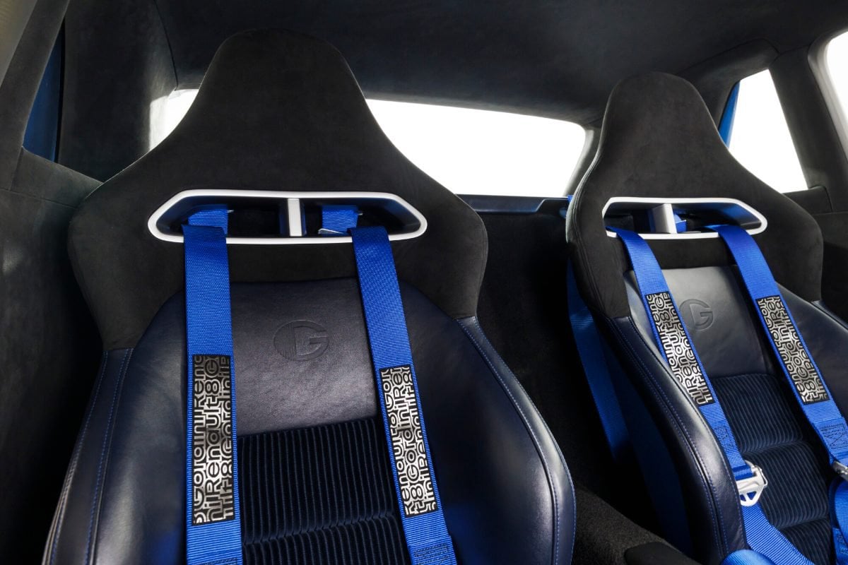 Sedili sportivi in velluto a coste blu della Renault 8 Gordini Concept
